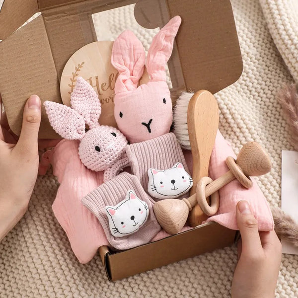 Baby Geschenkset mit Rassel & Zubehör – Neutrales Neugeborenen-Set