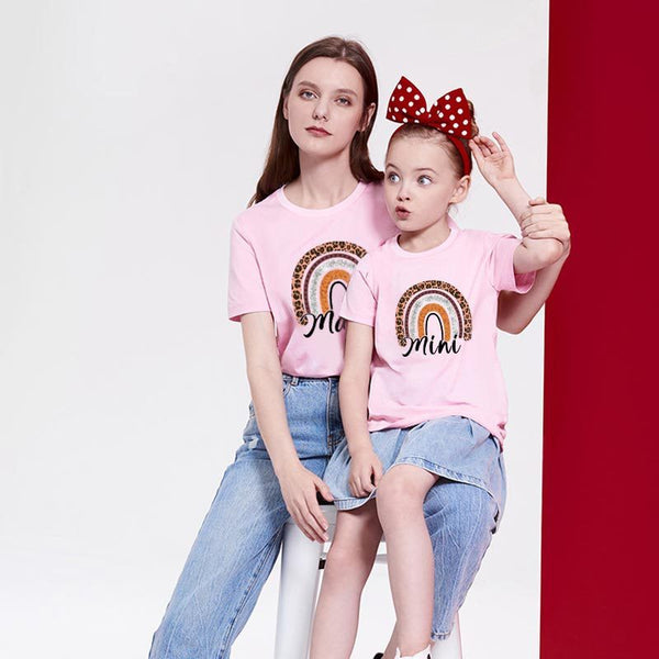 Mama & Mini Matching Outfit – Regenbogen T-Shirt – Eltern-Kind Look für Frühling & Sommer 2025