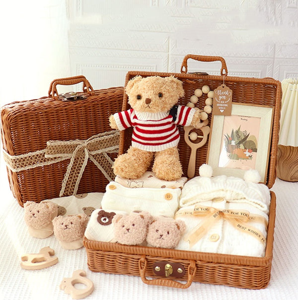 Deluxe Baby Geschenkset im Koffer – mit Kleidung, Teddybär & Accessoires